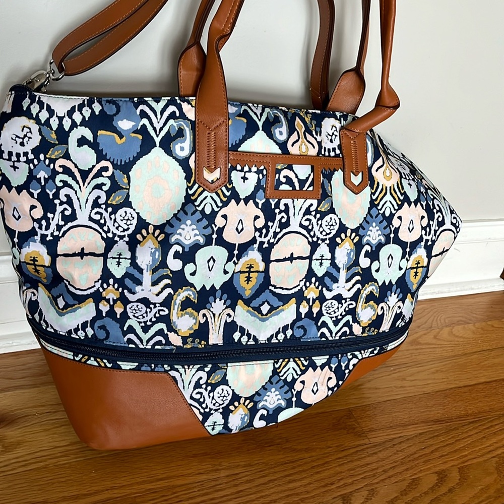 Stella & Dot versatile Daytripper Overnight bag expandable center inside storage